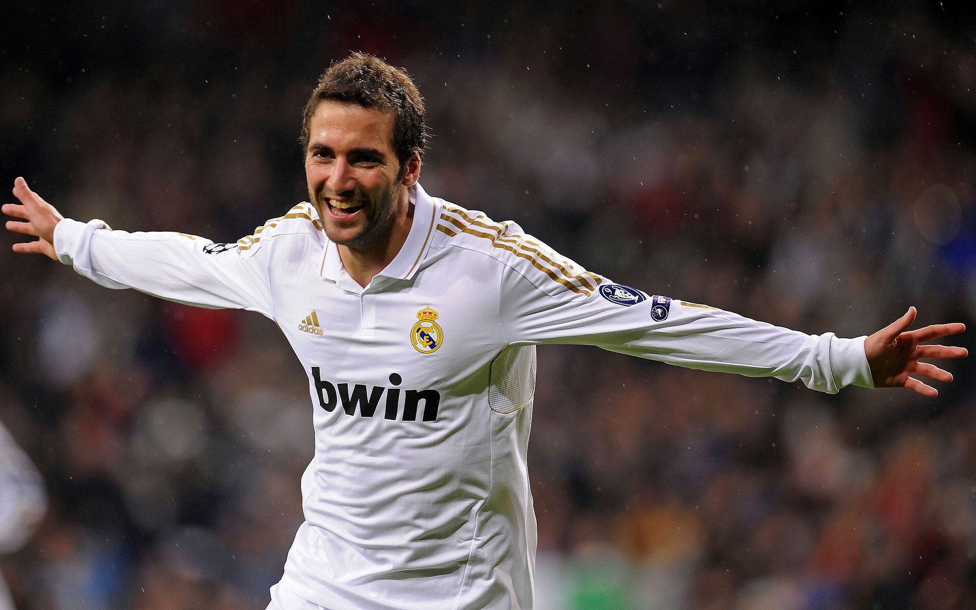 主教练要求球员学会主动沟通提升场上信息传递效率减少误差，球员当主教练