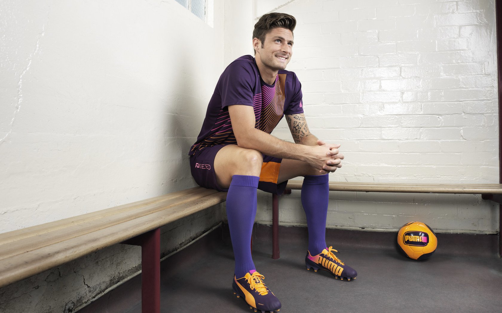 球迷用行动支持主队自发组织远征团形成壮观观赛画面